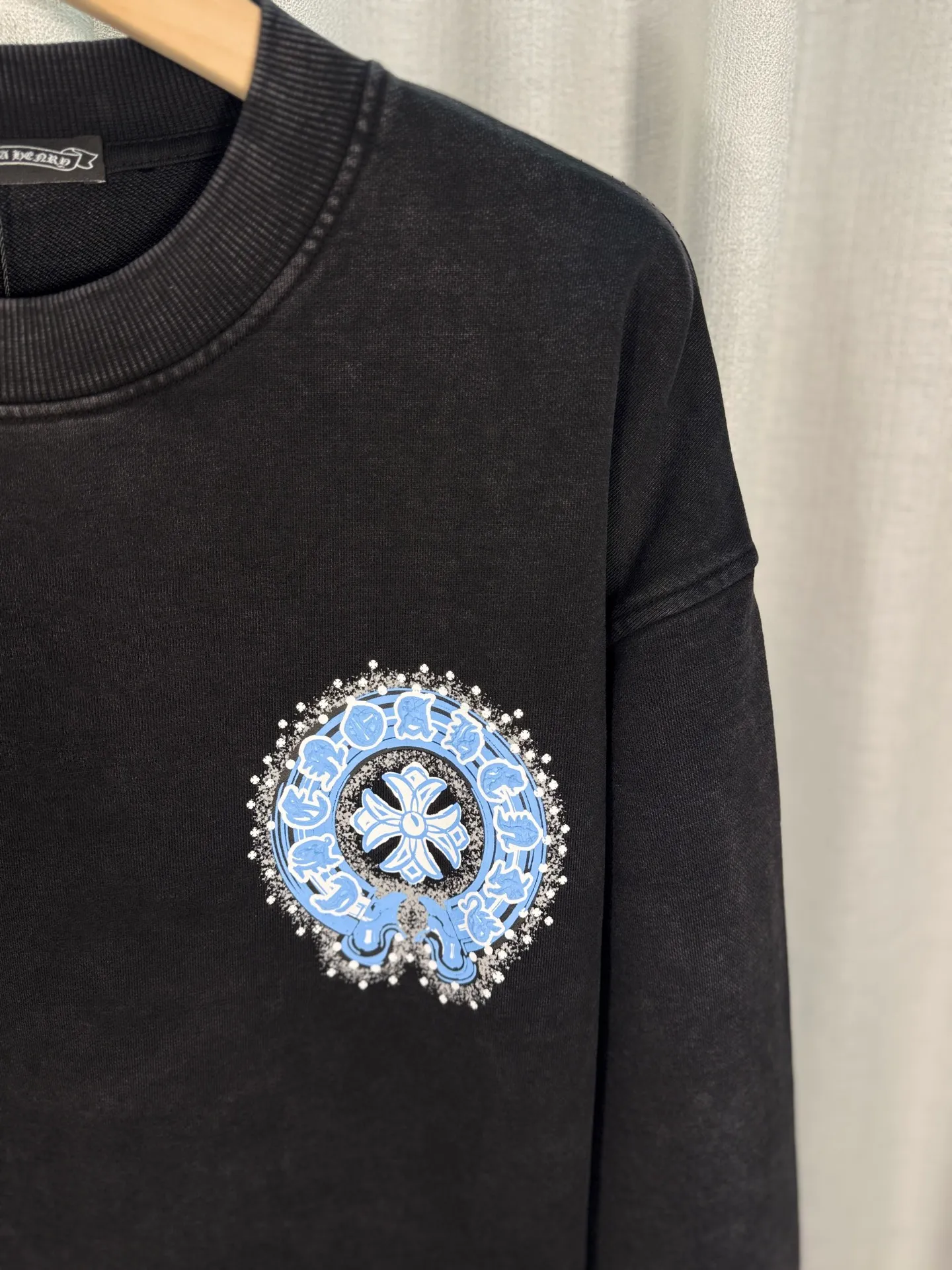 P260 top version, real shot without P, ​​different from market currency) 𝗖𝗵𝗿𝗼𝗺𝗲 𝗛𝗲𝗮𝗿𝘁𝘀/Croxin 2025 3D three-dimensional autumn and winter new original single counter American laser burnt 3D offset printing couple casual sweatshirt 👑The highest version! Customized fabric 430g tripe terry fabric! American acid washed distressed original denim with burnt flowers ✟appliqué embroidery and exquisite embroidery of letters! The best-selling model in the counter, very comfortable to wear. Accessories: original molded and authenticated collar label➕100% silk wash label. Genuine purchase-grade original hangtag➕matching hanging rope➕3D hanging beads➕original packaging bag. Craftsmanship: The original version has consistent wiring! The highest version of the armhole matching technique! Color: Gray Black Size: S M L XL Style No.: 9312